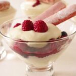 Tiramisu aux Fruits Rouges et Biscuits Roses